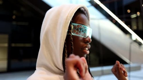 Afrikanerin benutzt Metaverse-Virtual-Reality-Brille