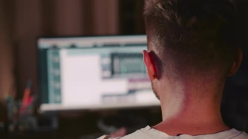 El director de sonido trabaja en la computadora en el estudio