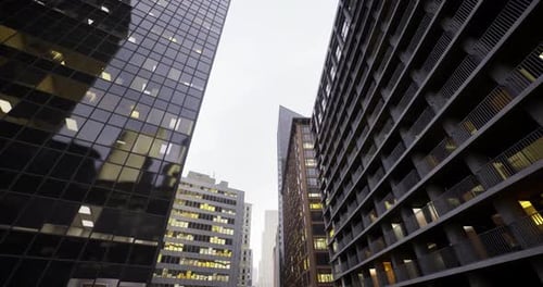 Un ajetreado cañón urbano con vidrio reflectante y fachadas texturizadas