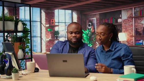 Casal negro freelancer fazendo um high five para comemorar sua conquista