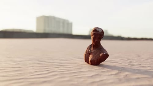 Déesse de l'amour dans la mythologie grecque sur le sable de la plage