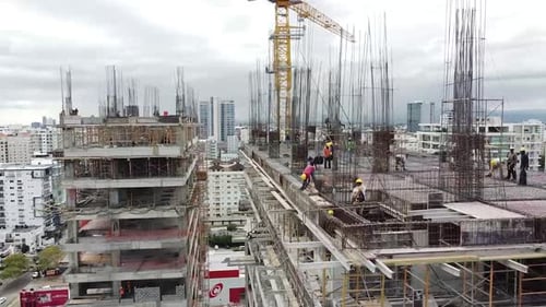 Vuelo aéreo sobre un nuevo sitio de desarrollo de construcciones. Construcción Urbana, Vista Aérea.
