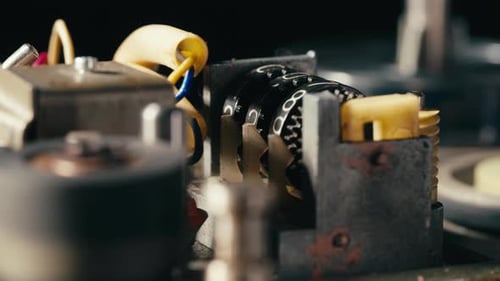 Contador mecánico negro sobre reproductor de música con cinta magnética El medidor mecánico negro tiene desde cero