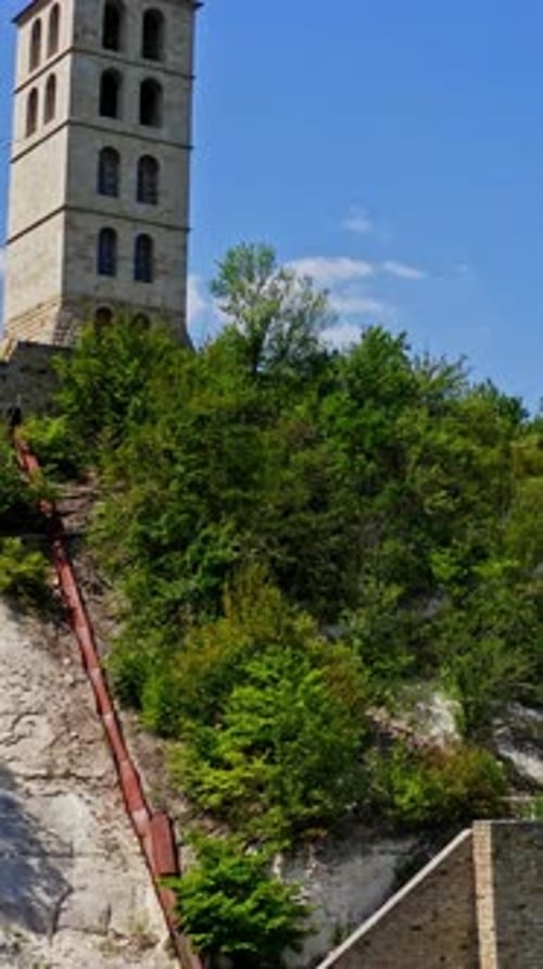 Iglesia Ortodoxa Antigua. Vista aérea de la iglesia ortodoxa en la montaña. Vídeo vertical