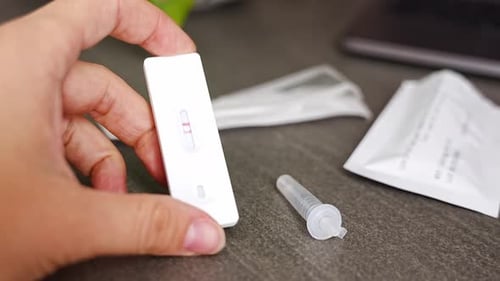 Kit de test antigénique rapide avec résultat positif lors du test de dépistage de la COVID-19 par écouvillonnage (coronavirus, auto-nasal)