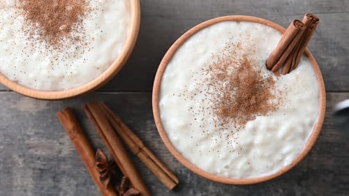 Comer arroz con leche con canela