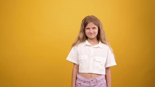 Verspieltes junges Mädchen macht lustige Gesichter und lächelt in die Kamera