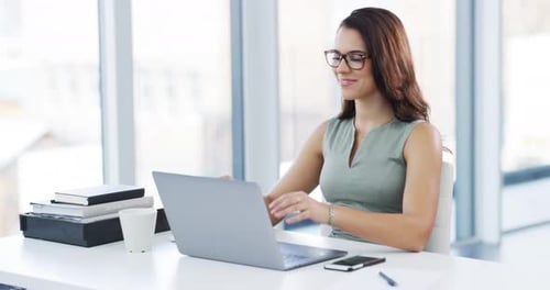 Séquence vidéo 4k d'une jeune femme d'affaires séduisante travaillant dans son bureau