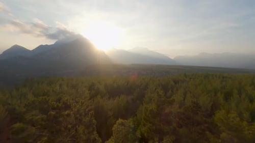 Vista aérea deslumbrante do vale com um enorme cânion e uma montanha turca