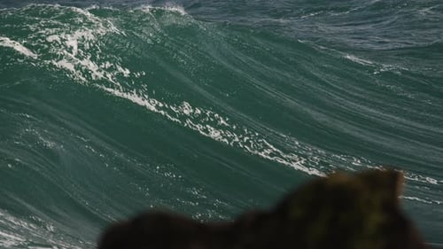 Die Welle explodiert in Zeitlupe auf einen flachen Riffbruch.