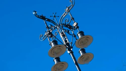 Eisenstraßenlampe vor blauem Himmel