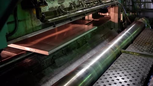 Walzen von Aluminiumblechen in einem automatisierten