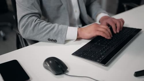 Ausgeschnittene Ansicht Männlicher Hände, die Computer mit der Maus tippen Surfen im Internet, Chatten, E-Mail, Virtueller Chat