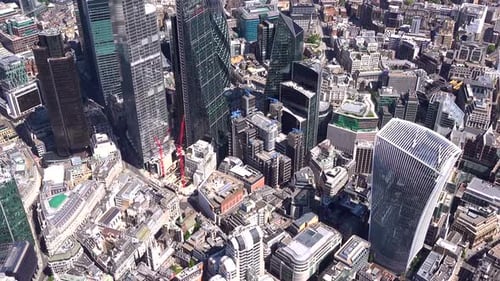 Luftaufnahme des Walkie Talkie Building, des Lloyds Building und der City of London Towers. London, Großbritannien