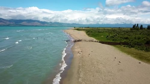 Luftaufnahme von Strand und Seeufer