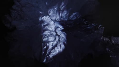 Le noir sinistre implose et se jette sur lui-même, comme s'il s'agissait d'une matière noire, une vidéo abstraite entièrement naturelle