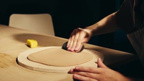 Woman Potter travaille avec de l'argile lors d'une master class sur le processus de travail en studio dans Ceramic Workshop Potter
