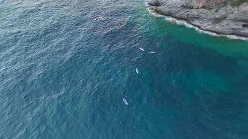 Paddelabenteuer mit Luftaufnahme in einer wunderschönen Mittelmeerlagune, klarem Wasser und atemberaubender Schönheit