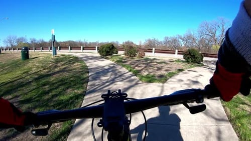 Time-Lapse à vélo : virage sur un sentier de randonnée et de vélo en béton, longue section droite avec terrain sec.