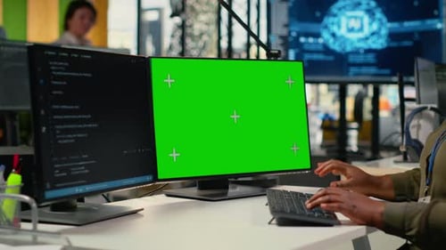 Greenscreen-Computer, der von einem Administrator im Büro bei der Softwareentwicklung verwendet wird