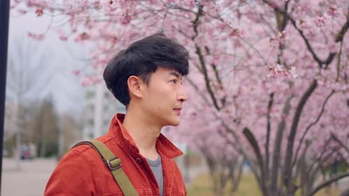 Jovem asiático, viajante mochileiro, viaja e dá uma olhada na cidade.