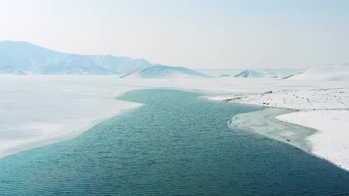 Luftaufnahme See im Winter. Schneebedeckter See
.