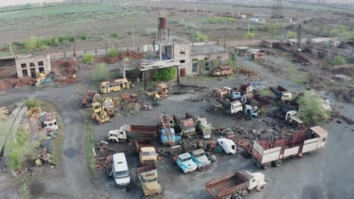 Luftaufnahmen verlassener Autos, Müll, Müllkippe, Müll. Recycling alter schwerer Maschinen.