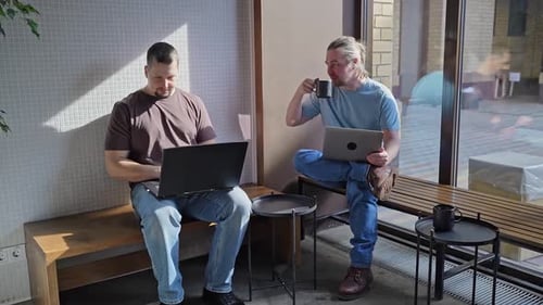 Réunion décontractée dans un café moderne Une équipe de programmeurs rédigeant du code numérique dans le métaverse et travaillant