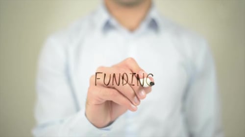 Finanzierung, Mann schreibt auf transparentem Bildschirm