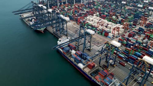 Frachtschifffahrtshafen mit Transportfrachtcontainern, die für den Versand geladen werden