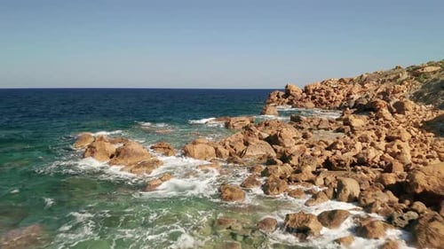 Luftaufnahme einer Küste mit wunderschönem türkisfarbenem Wasser des Mittelmeers, das auf dem
