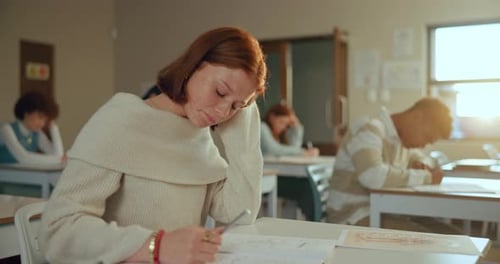 Highschool, Mädchen und überfordert in der Prüfung mit Angst, Stress und Emotionen im Klassenzimmer