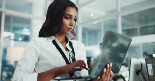 Femme, développeuse et tapant sur un ordinateur portable au bureau pour la recherche, la programmation et la mise à jour logicielle