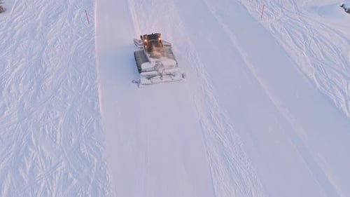 Vue aérienne par drone d'un pistebully formant des pistes de ski structurées dans la Zillertal Arena, à Krimml et