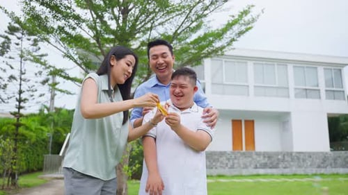 Asiatische attraktive Familie, Eltern spielen mit kleinem Sohn im Garten.