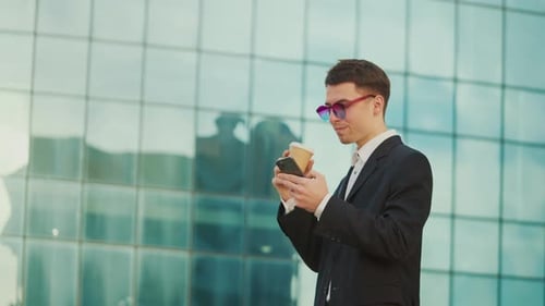 Engenheiro masculino ou arquiteto falando ao telefone em traje formal