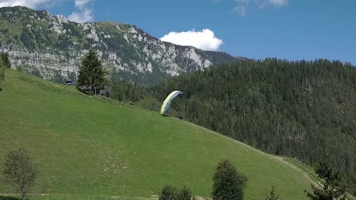 Fliegen in den Bergen, Gleitschirmfliegen in alpiner Landschaft, Freiheits- und Abenteuerkonzept, Adrenalin