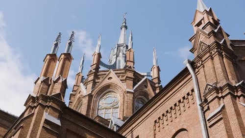 Erleben Sie die majestätische gotische Architektur einer historischen Kirche, ein beeindruckendes Wahrzeichen