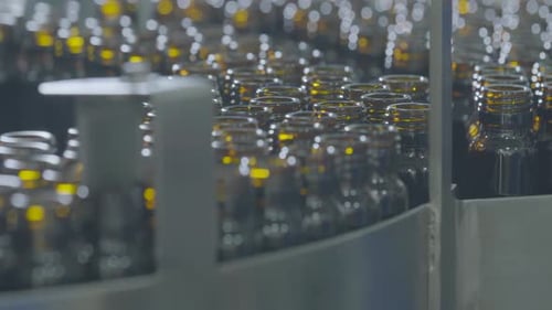 Plan réel d'une chaîne de production d'une usine d'embouteillage de médicaments avec des rangées de bouteilles en verre médical