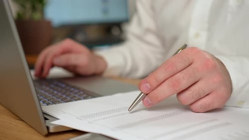 Laptop und Stift in der Hand Finanzinvestitionen in Nahaufnahme Analysieren Sie das Geschäfts- und Marketingwachstum auf