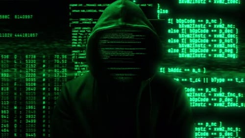 Hacker con capucha y cara estropeada Código digital abstracto de computadora en segundo plano, Dark Web o