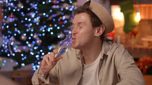 Retrato de homem LGBT animado e confiante brindando champanhe com mulher irreconhecível bebendo álcool