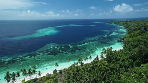 Wunderschönes blaues Meer unter bewölktem Himmel