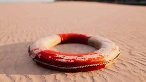 Lifebuoy en la playa de la ciudad al atardecer
