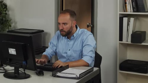 Un employé de bureau de sexe masculin célèbre la fin de son travail