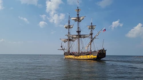 Das Segelschiff läuft auf den Meereswellen
