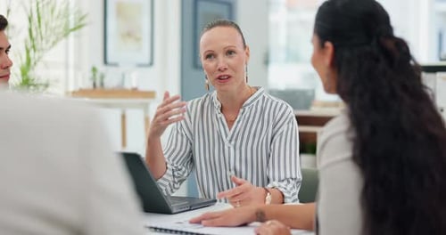 Empresaria, portátil y comunicación con reunión para planificar, colaborar e intercambiar ideas