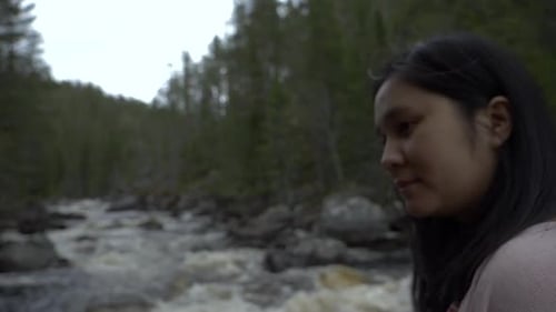 Mädchen im Wald an einem Fluss. Zeitlupe