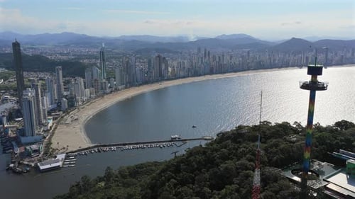 Bahía de Balneario Camboriú y torre del Parque Unipraias, Brasil, icónico horizonte costero y turismo