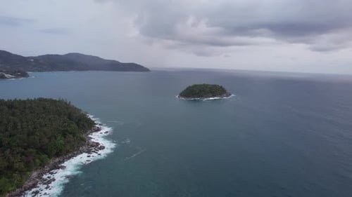 Vista desde arriba de una isla verde en medio del océano